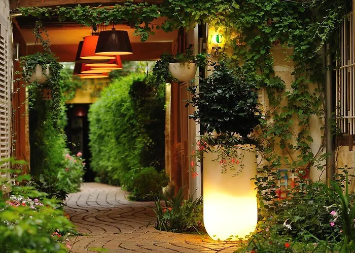 Vacation rental: Les Patios Du Marais 1